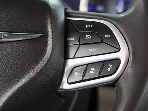 Used 2023 Chrysler Pacifica Touring-L FWD image 14