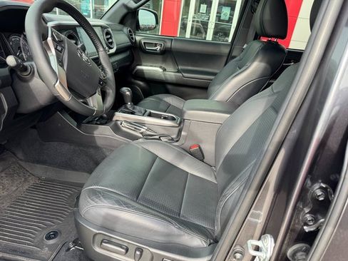 Used 2021 Toyota Tacoma Limited image 4