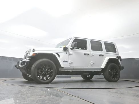 Used 2025 Jeep Wrangler Unlimited Sahara w/ Safety Group AWD/4WD image 29