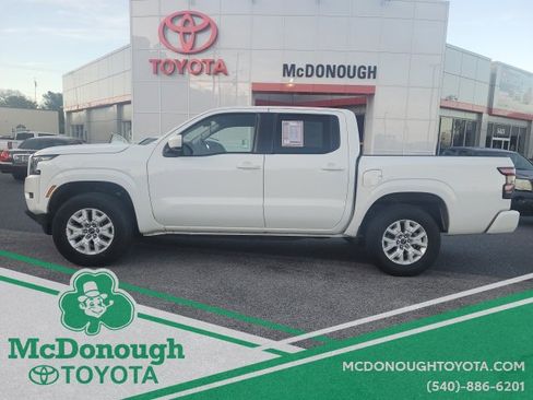 Used 2023 Nissan Frontier SV image 2