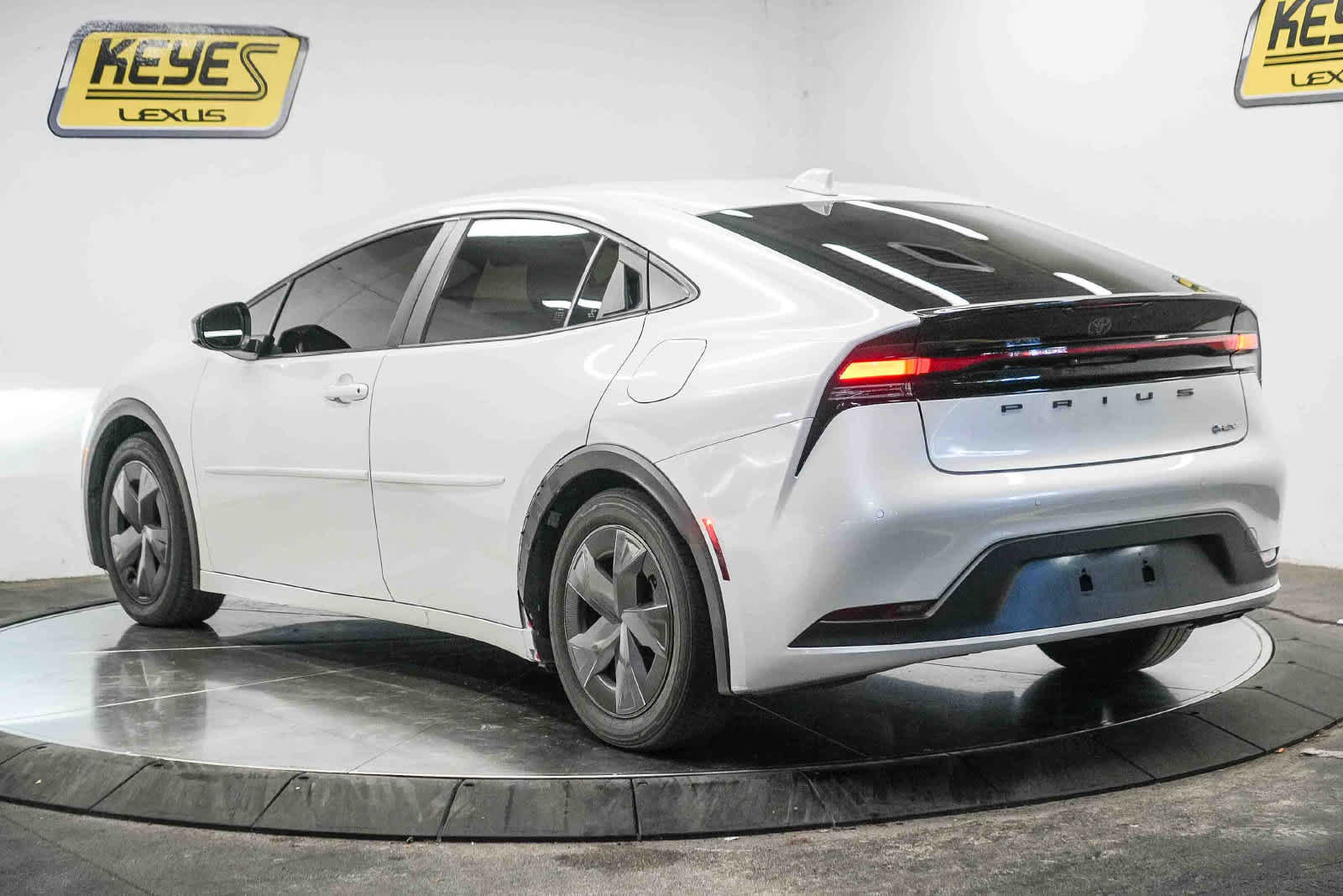 Used 2024 Toyota Prius LE FWD image 4