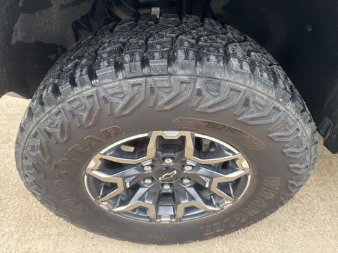 Used 2025 Chevrolet Colorado ZR2 w/ Technology Package AWD/4WD image 13