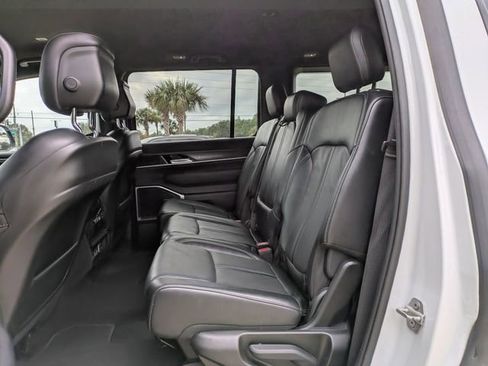 Certified 2024 Jeep Wagoneer Series II w/ Flexible Seating Group image 15