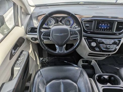Used 2019 Chrysler Pacifica Touring-L FWD image 18
