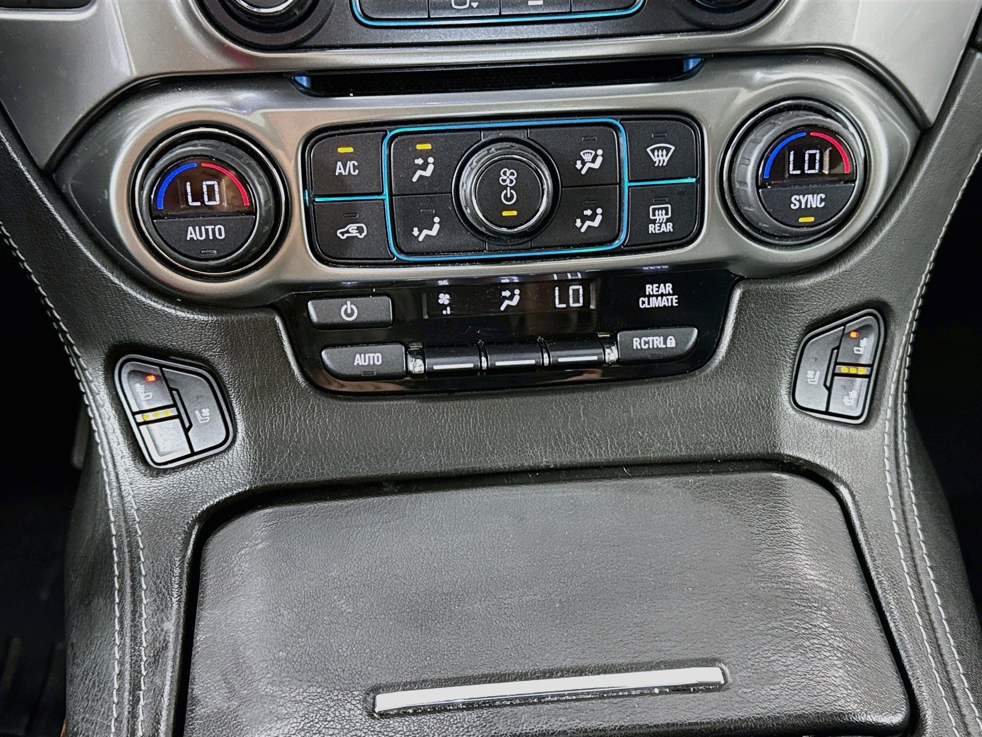 Used 2018 Chevrolet Suburban Premier w/ RST Edition AWD/4WD image 21
