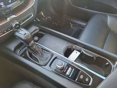 Used 2021 Volvo XC60 T5 Momentum w/ Advanced Package image 19