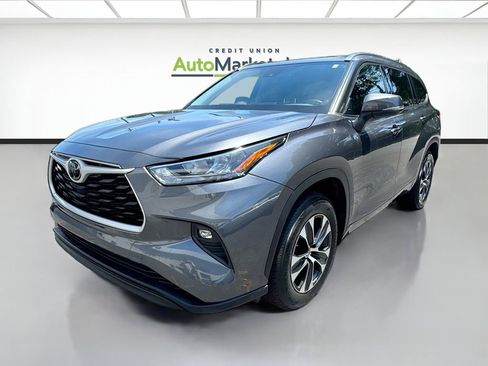 Used 2020 Toyota Highlander XLE FWD image 3