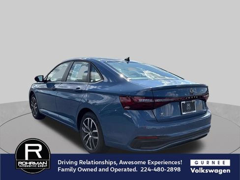 Used 2025 Volkswagen Jetta SE FWD image 6