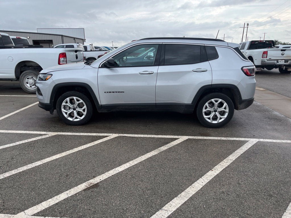 Used 2025 Jeep Compass Latitude AWD/4WD image 4