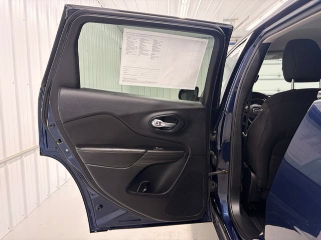 Used 2016 Jeep Cherokee Latitude w/ Comfort & Convenience Group AWD/4WD image 12