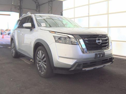 Used 2023 Nissan Pathfinder SL w/ SL Premium Package AWD/4WD image 4