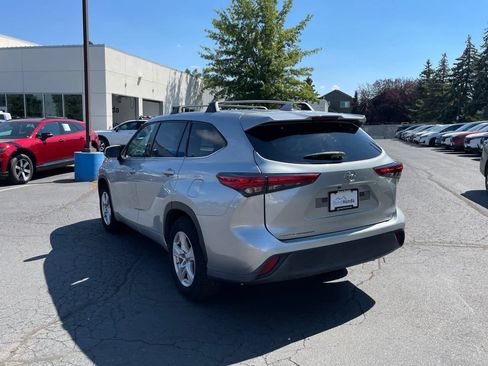 Used 2021 Toyota Highlander LE FWD image 3