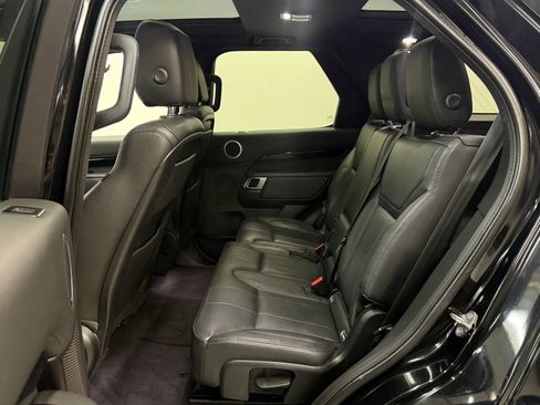 Used 2019 Land Rover Discovery SE image 17