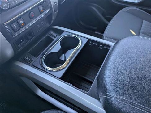 Used 2021 Nissan Titan SV w/ SV Convenience Package image 12