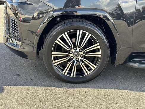 Used 2024 Lexus LX 600 4WD w/ Luxury Package image 11