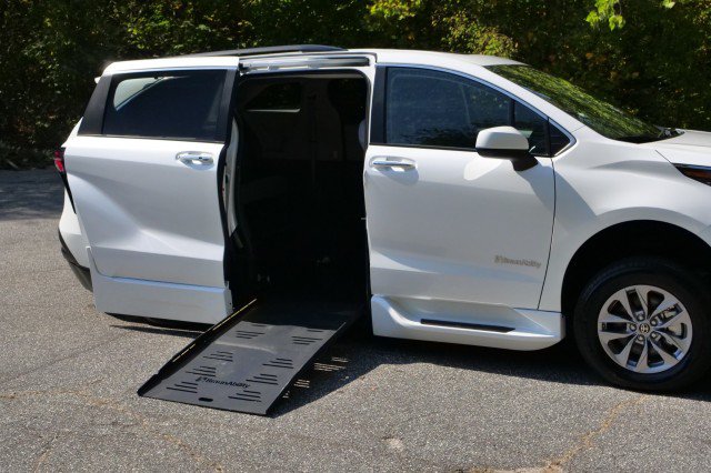 Used 2024 Toyota Sienna XLE w/ XLE Plus Package FWD image 3