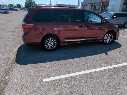 Used 2018 Toyota Sienna XLE w/ XLE Navigation Package FWD image 13