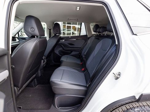 Used 2025 Volkswagen Tiguan SE AWD/4WD image 27