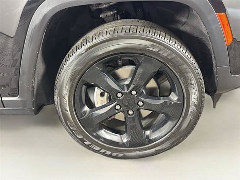 Used 2024 Jeep Grand Cherokee Altitude AWD/4WD image 36