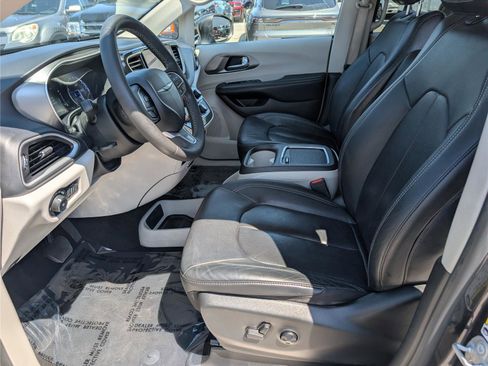 Used 2022 Chrysler Pacifica Touring-L image 17