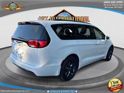 Used 2019 Chrysler Pacifica Touring-L w/ S Appearance Package image 9