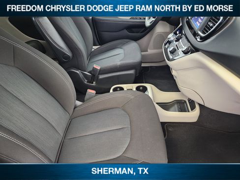 Used 2023 Chrysler Voyager LX image 10