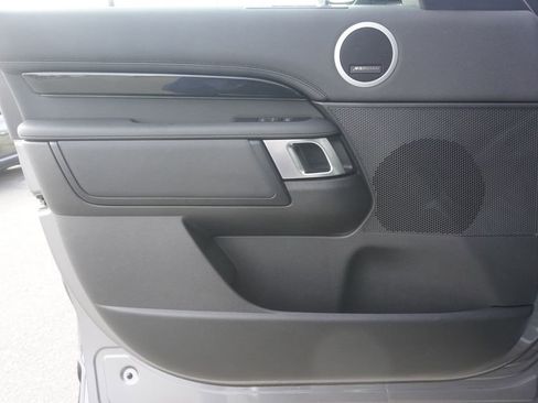 Used 2025 Land Rover Discovery S image 17