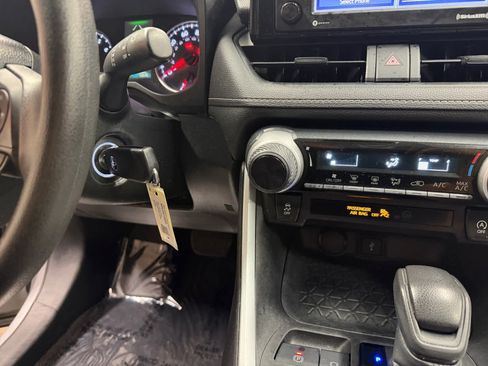 Used 2021 Toyota RAV4 LE AWD/4WD image 24