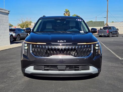 Used 2025 Kia Carnival EX image 8