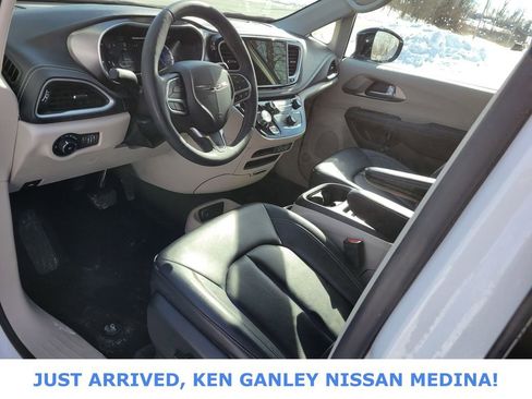 Used 2024 Chrysler Pacifica Select image 9