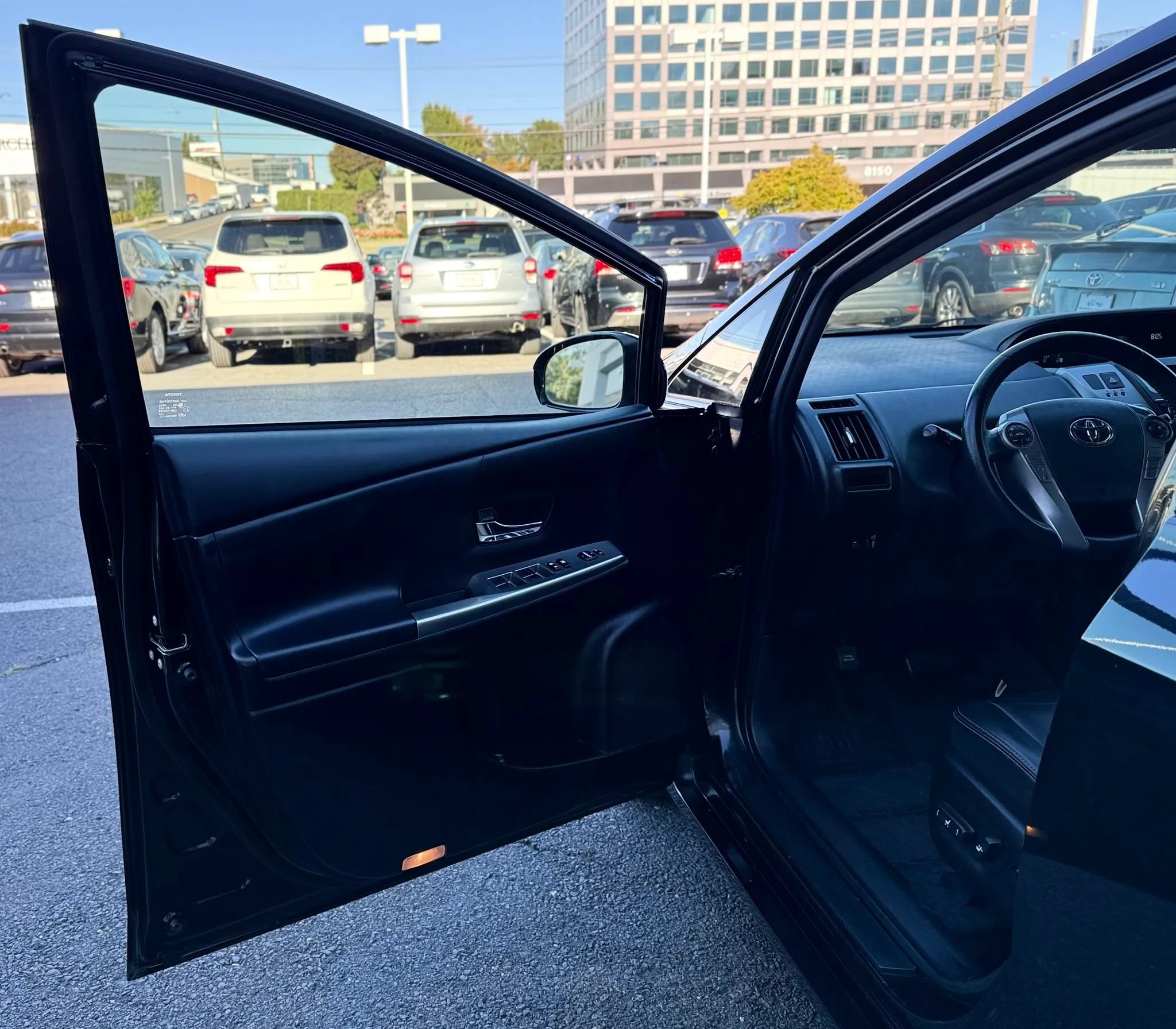 Used 2017 Toyota Prius V Four w/ Carpet Mat Package FWD image 9