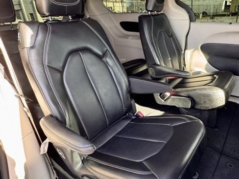 Used 2023 Chrysler Pacifica Touring-L image 16