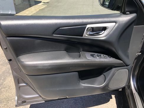 Used 2019 Nissan Pathfinder SV AWD/4WD image 18