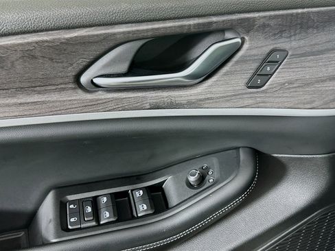 Used 2023 Jeep Grand Cherokee Limited w/ Black Appearance Package image 15