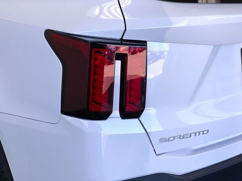 Certified 2025 Kia Sorento LX image 9