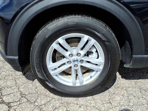 Used 2023 Ford Explorer XLT w/ Equipment Group 202A AWD/4WD image 9