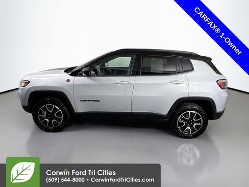 Used 2024 Jeep Compass Trailhawk image 6