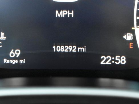 Used 2022 Chrysler Pacifica Touring-L FWD image 18
