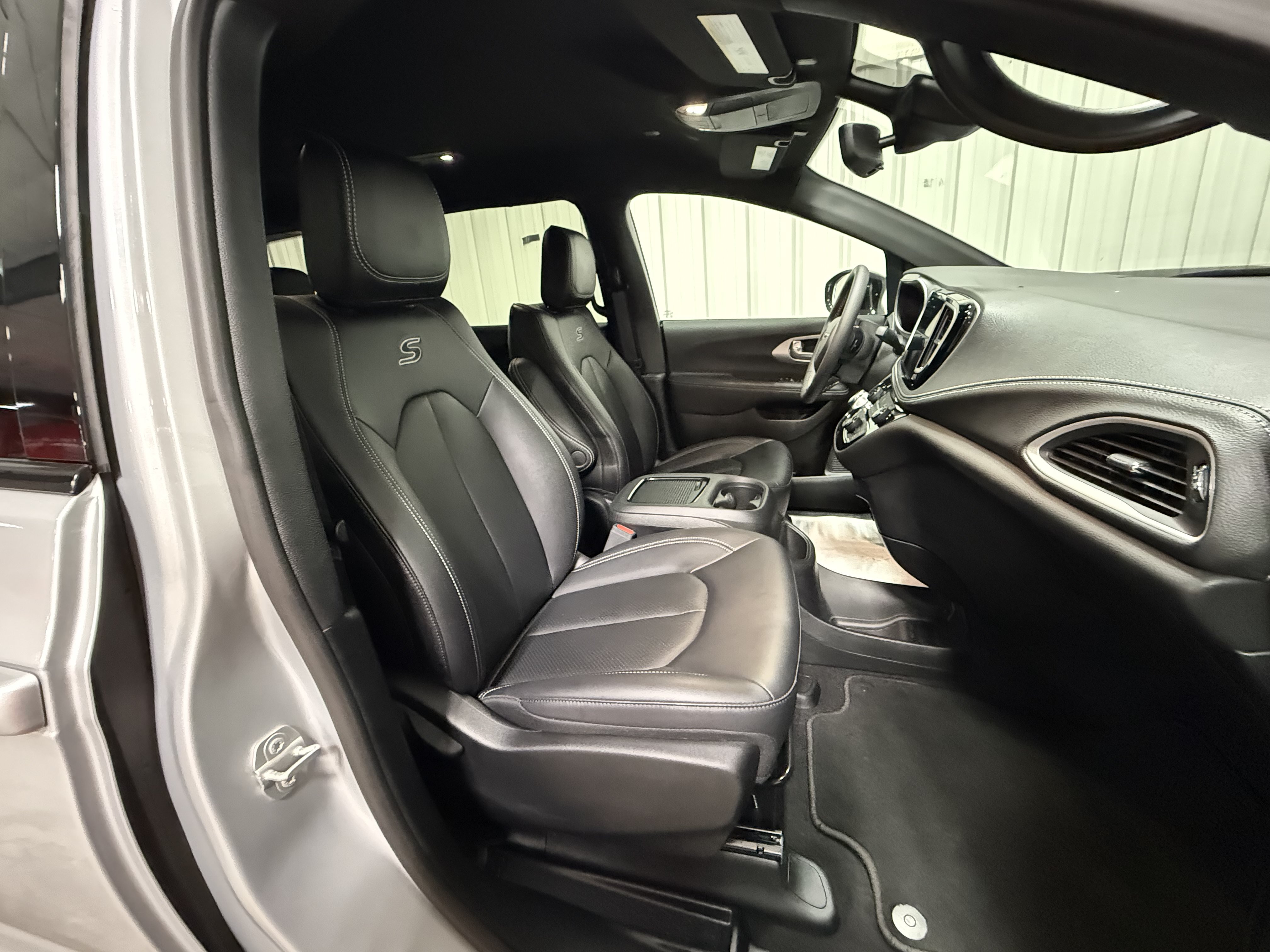Used 2024 Chrysler Pacifica Touring-L w/ S Appearance Package FWD image 10