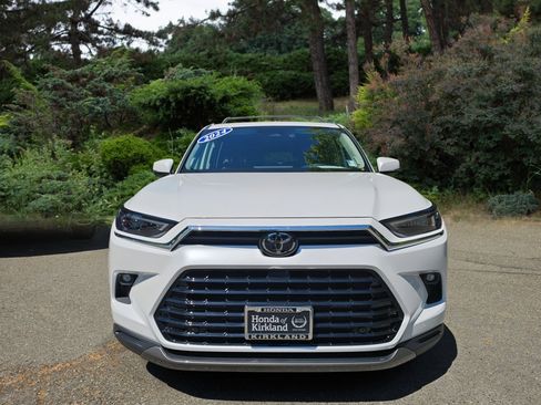 Used 2024 Toyota Grand Highlander AWD image 2
