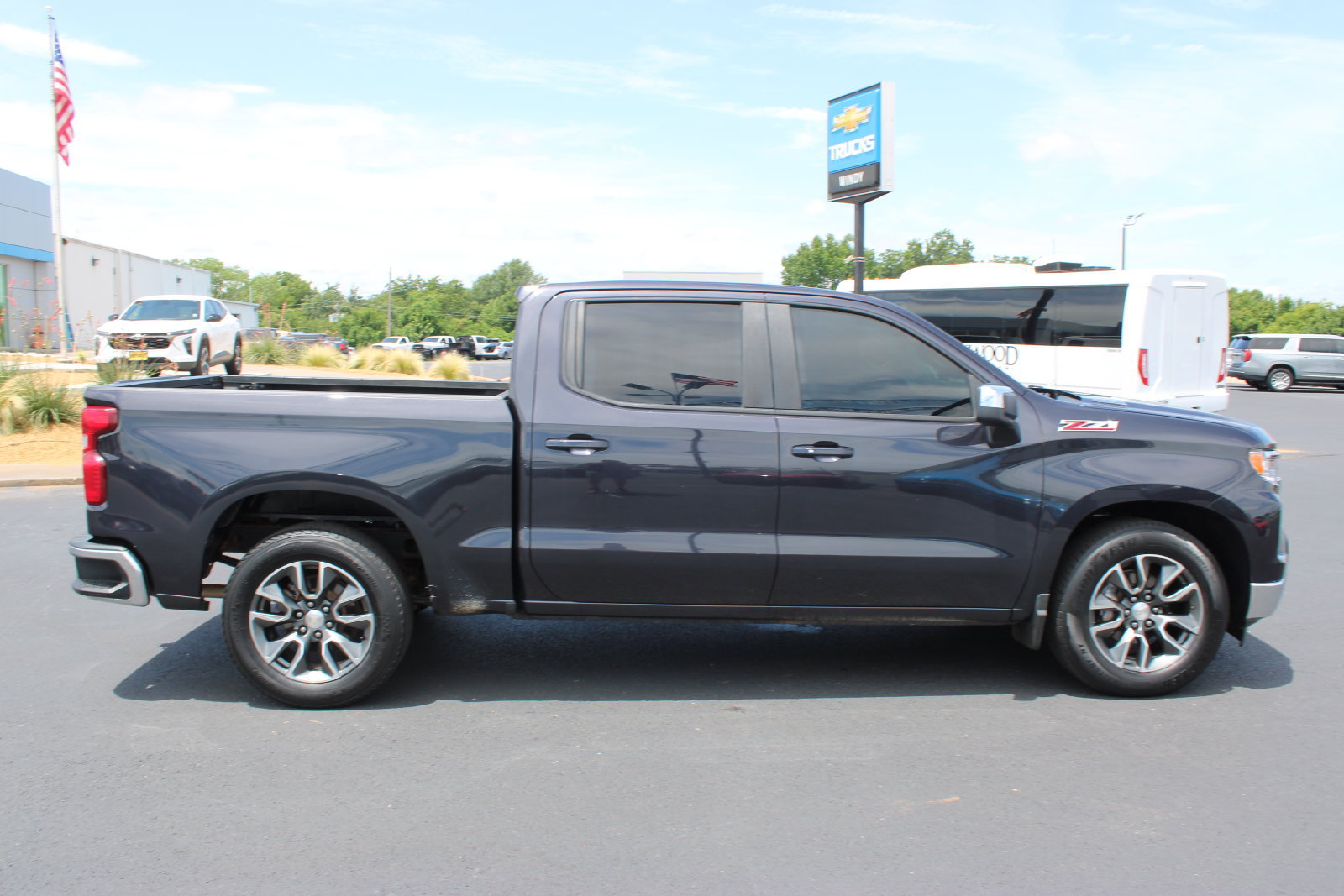 Used 2022 Chevrolet Silverado 1500 LT w/ Z71 Off-Road Package AWD/4WD image 10
