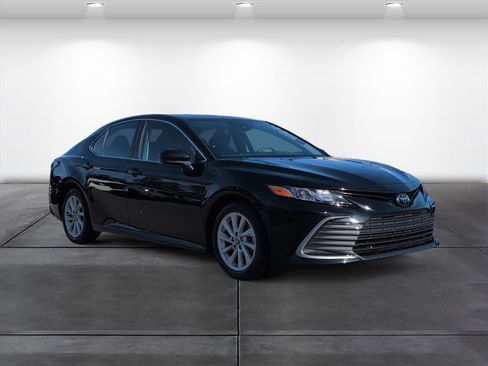 Used 2022 Toyota Camry LE image 2