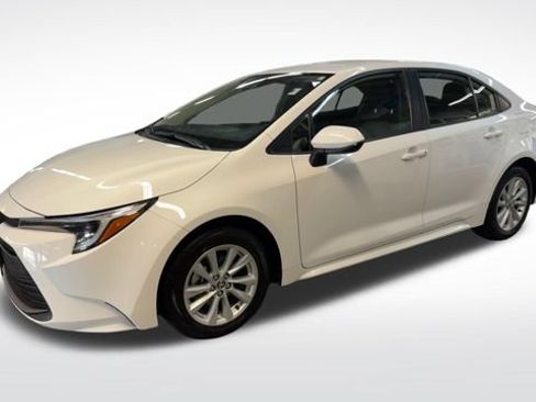 Used 2024 Toyota Corolla LE w/ LE Convenience Package FWD image 5