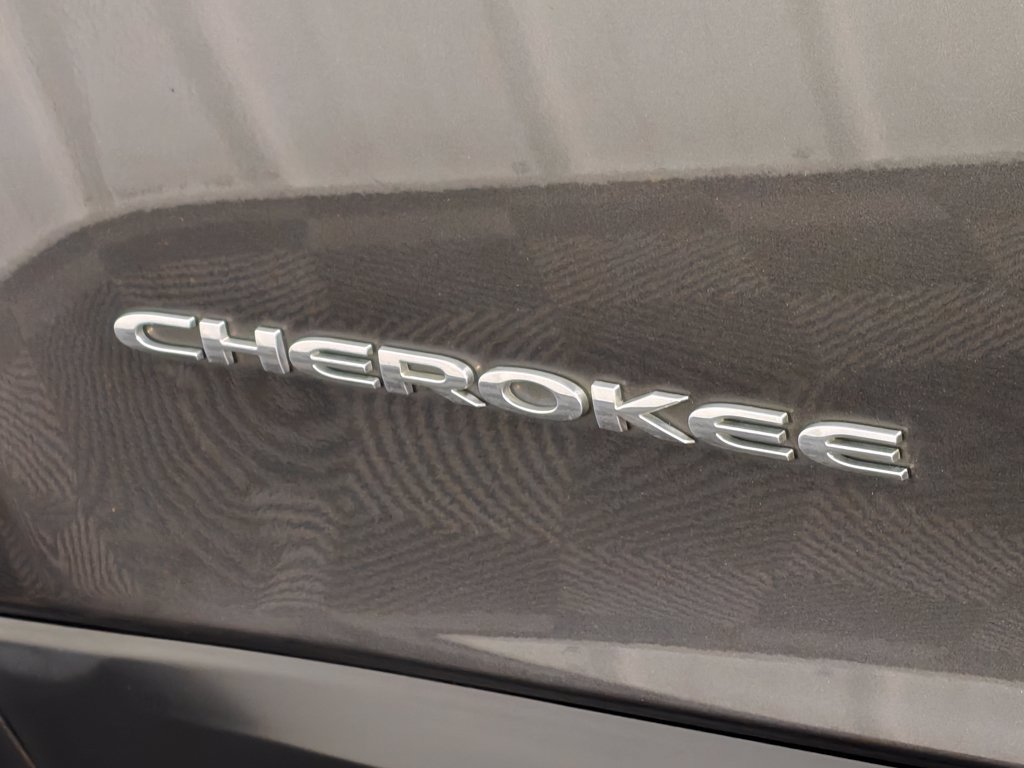 Used 2017 Jeep Cherokee Latitude w/ Cold Weather Group AWD/4WD image 47