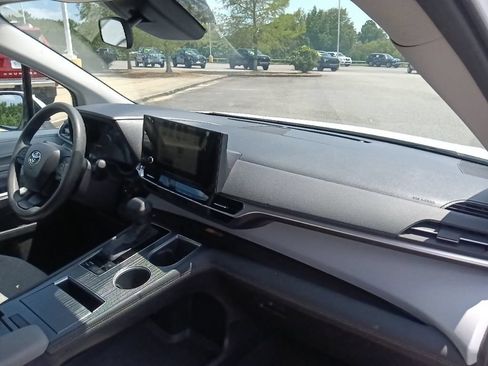 Used 2025 Toyota Sienna LE FWD image 35