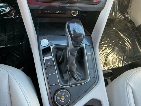 Used 2022 Volkswagen Tiguan SE w/ Panoramic Sunroof Package image 20