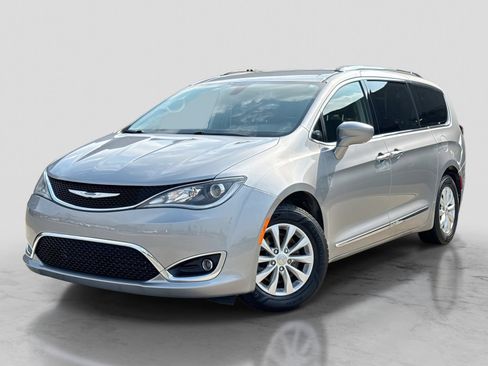 Used 2018 Chrysler Pacifica Touring-L FWD image 1