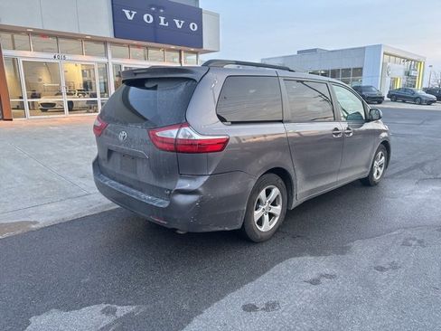 Used 2017 Toyota Sienna LE image 5