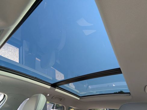 Used 2023 Volkswagen Taos SE w/ Panoramic Sunroof Package FWD image 20