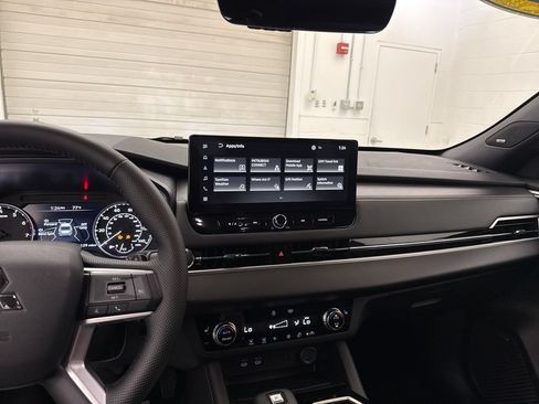 Used 2026 Mitsubishi Outlander LE AWD/4WD image 13